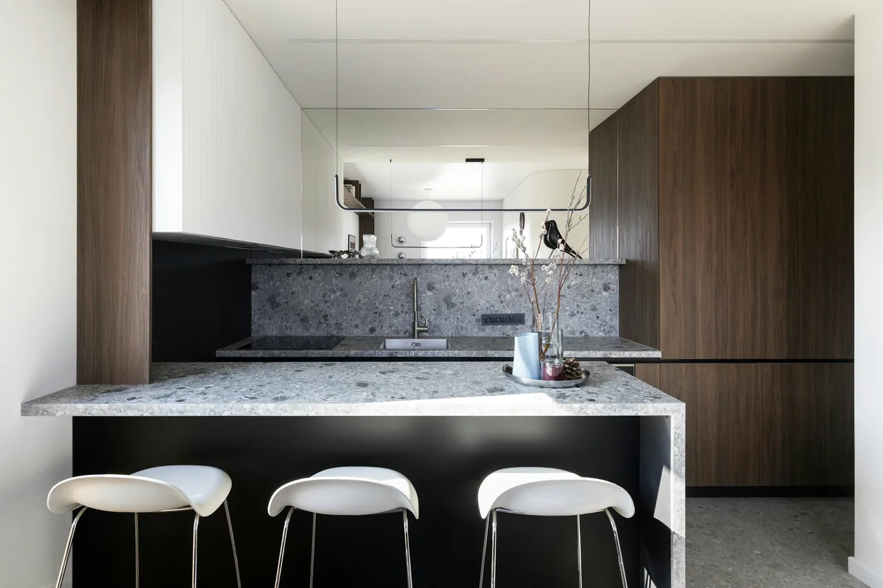 Moda daire — terrazzo ve füme ceviz mutfak