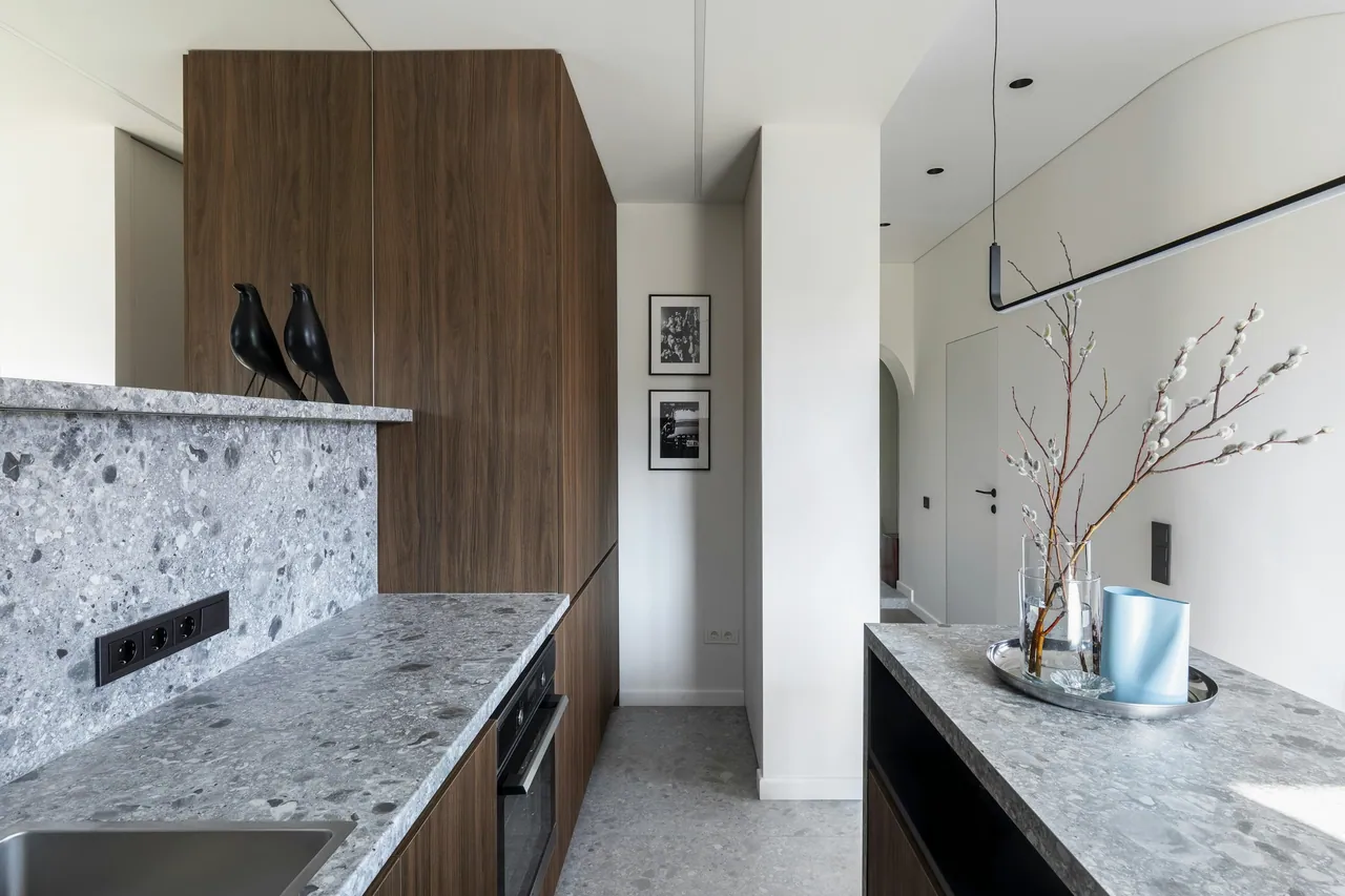 Moda daire — terrazzo ve füme ceviz mutfak — 3
