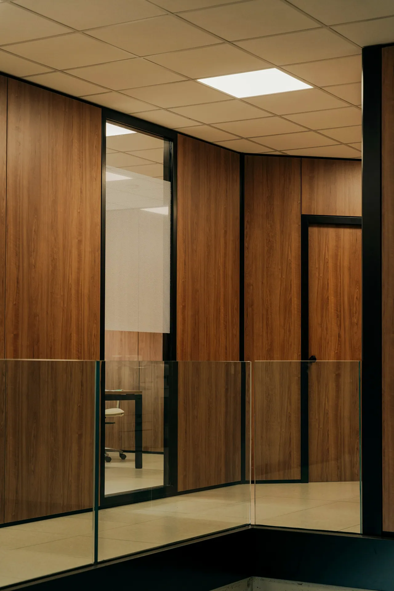 Levent ofis — meşe çerçeveli cam bölmeler — 3
